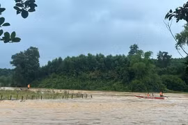 Kịp thời ứng cứu người dân bị nước lũ cô lập ở Hà Tĩnh