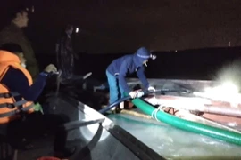 Bắt quả tang 2 phương tiện chở cát lậu ở Quảng Trị