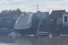 Bờ sông Ông Chưởng sạt lở, nhiều căn nhà bị cuốn trôi