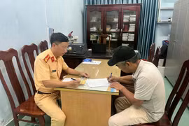 Xử phạt tài xế xe khách chạy ngược chiều trên đèo Khánh Lê