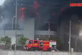 Cháy lớn ở khu trưng bày sản phẩm gỗ tại Hà Tĩnh