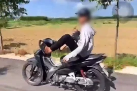 Nam thanh niên lái xe máy bằng chân, quay clip đăng lên mạng xã hội