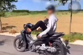 Nam thanh niên lái xe máy bằng chân, quay clip đăng lên mạng xã hội