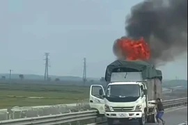 Xe tải bốc cháy ngùn ngụt trên cao tốc ở Hà Tĩnh