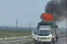 Xe tải bốc cháy ngùn ngụt trên cao tốc ở Hà Tĩnh