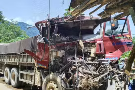 Xe đầu kéo biến dạng sau va chạm với ô tô tải