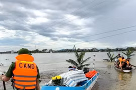 Công an vượt lũ đưa thi thể cụ bà đi hoả táng ở Hà Tĩnh