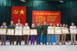 Xúc động lễ trao Bằng Tổ quốc ghi công cho 9 liệt sĩ ở Quảng Trị