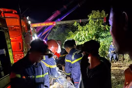 Giải cứu tài xế xe đầu kéo rơi xuống vực sâu 70m ở Quảng Trị