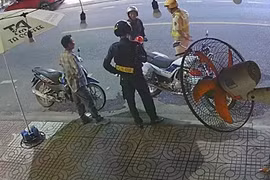 Khởi tố đối tượng tấn công cảnh sát giao thông khi kiểm tra nồng độ cồn