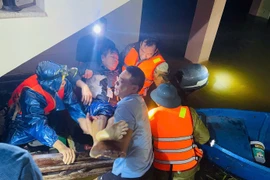 Cứu sống 2 người dân bị nước lũ cuốn trôi khi đi bắt chim ở Huế