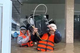 Di chuyển đồ đạc, tài sản của bà con đến nơi cao ráo. Ảnh: CAQT.