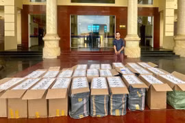 Bắt giữ đối tượng vận chuyển hơn 12.000 bao thuốc lá lậu