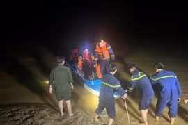 Giải cứu thành công 11 người dân bị nước lũ cô lập ở Quảng Trị