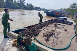 Bắt giữ sà lan chở lượng lớn cát lậu ở Vĩnh Long