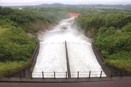Nhiều hồ chứa ở Hà Tĩnh tăng lưu lượng xả tràn