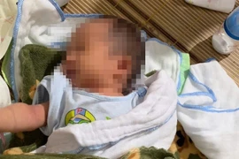 Bé gái sơ sinh bị bỏ rơi giữa đêm khuya ở Hà Tĩnh