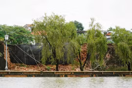 Mưa lũ làm sập 15m tường Hoàng thành Huế