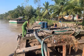 Bắt giữ 2 phương tiện vận chuyển gần 160 m3 cát “lậu”