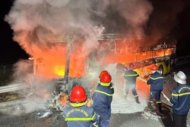 Xe khách bốc cháy dữ dội trên cao tốc ở Hà Tĩnh