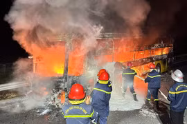 Xe khách bốc cháy dữ dội trên cao tốc ở Hà Tĩnh