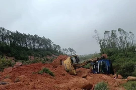 Sạt lở núi xô đổ xe tải, đất đá vùi lấp máy múc ở Hà Tĩnh