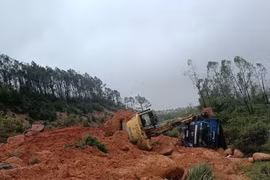 Sạt lở núi xô đổ xe tải, đất đá vùi lấp máy múc ở Hà Tĩnh