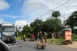 Va chạm với xe tải, 2 người đi xe máy thương vong