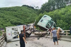 Xe container lật nghiêng, Quốc lộ 12A ùn tắc nhiều giờ