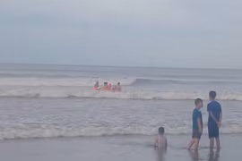 Hà Tĩnh: Cứu hộ thành công 6 người đuối nước khi tắm biển