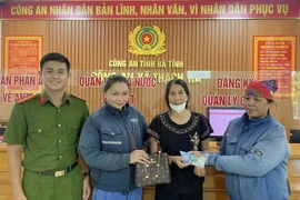 Nhặt được túi xách có nhiều tài sản, 2 nữ công nhân tìm người trả lại