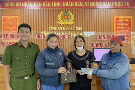 Nhặt được túi xách có nhiều tài sản, 2 nữ công nhân tìm người trả lại