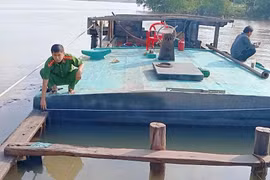 Bắt quả tang 2 phương tiện tàng trữ cát lậu ở Vĩnh Long