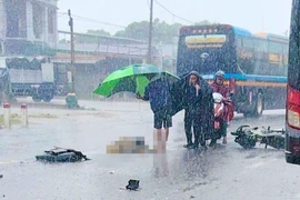 Xe máy va chạm ô tô khách khiến người phụ nữ tử vong