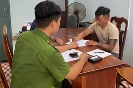 Cầm dao nhọn, bịt mặt đột nhập vào nhà dân cướp tài sản