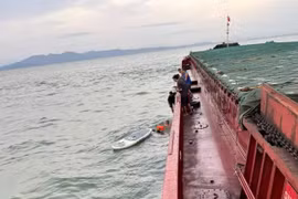 Cứu sống 2 bố con lênh đênh suốt đêm trên biển ở Hà Tĩnh