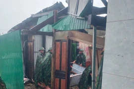 Lốc xoáy khiến hàng chục nhà dân ở Hà Tĩnh bị tốc mái