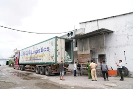 Bắt giữ xe đầu kéo chở gần 30 tấn thịt động vật không rõ nguồn gốc