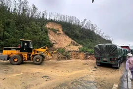 Quốc lộ 12C ở Hà Tĩnh bị sạt lở, giao thông ách tắc nhiều giờ