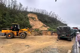 Quốc lộ 12C ở Hà Tĩnh bị sạt lở, giao thông ách tắc nhiều giờ