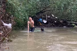 Tìm thấy xe ô tô bị nước lũ cuốn trôi ở Huế