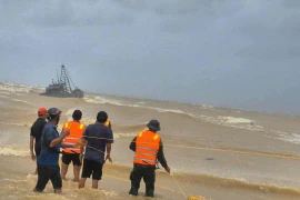 Nỗ lực cứu hộ 2 tàu cá cùng nhiều ngư dân gặp nạn ở Quảng Trị