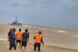 Nỗ lực cứu hộ 2 tàu cá cùng nhiều ngư dân gặp nạn ở Quảng Trị