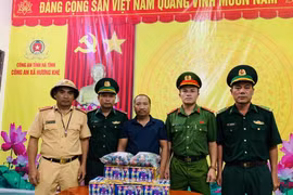 Bắt quả tang người đàn ông mua 9kg pháo nổ về chơi Tết