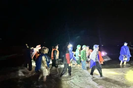 Nỗ lực tìm kiếm 2 người dân mất tích trên biển ở Hà Tĩnh