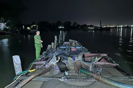 Bắt quả tang 2 phương tiện tàng trữ, vận chuyển cát “lậu”