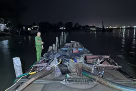 Bắt quả tang 2 phương tiện tàng trữ, vận chuyển cát “lậu”