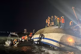 Lật tàu Vịnh Xanh 58 trên Vịnh Hạ Long, tìm thấy 46 nạn nhân