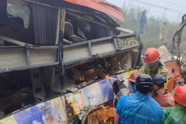 Nạn nhân cuối cùng trong vụ sạt lở ở đèo Khánh Lê được đưa ra khỏi xe khách