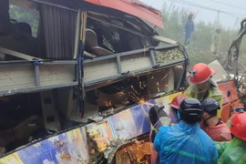 Nạn nhân cuối cùng trong vụ sạt lở ở đèo Khánh Lê được đưa ra khỏi xe khách